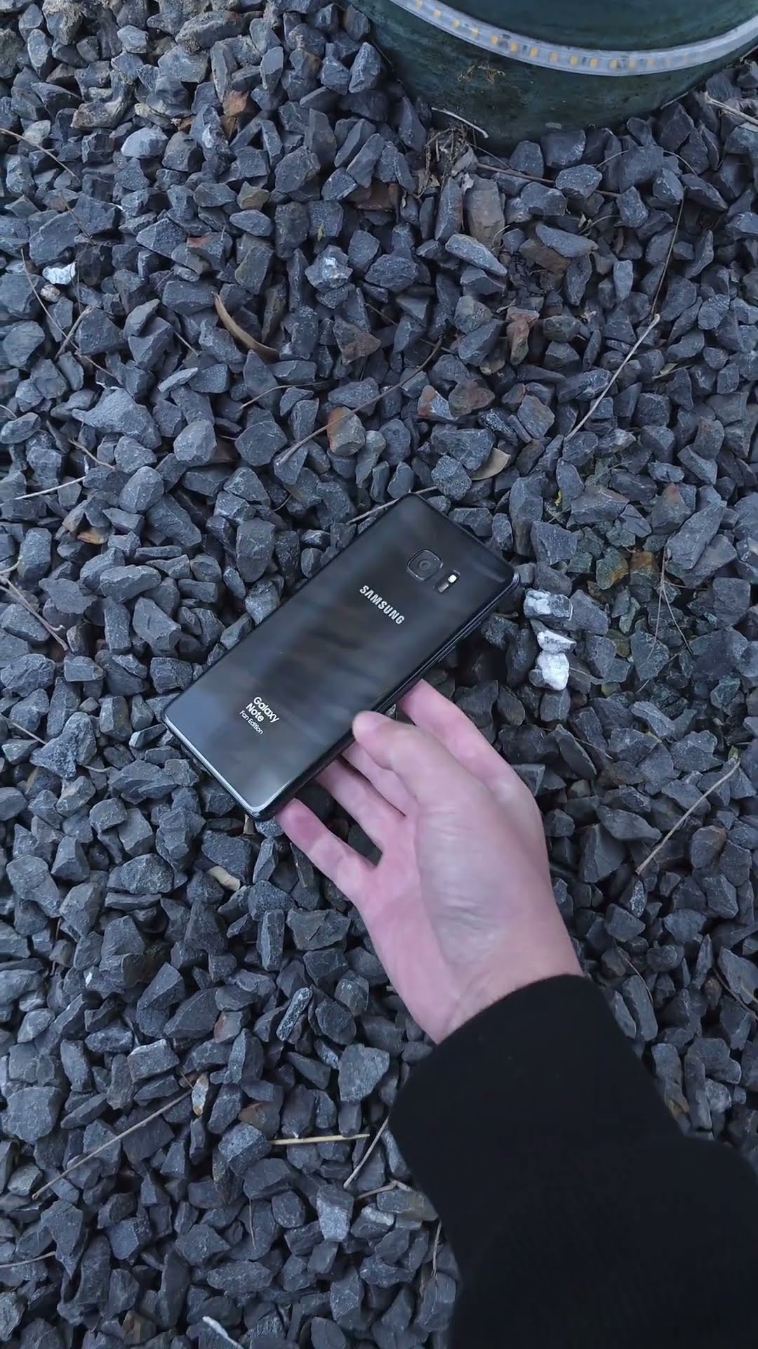 Samsung mobile phone hidden in the stone, you can find it at first glanceWhere is it? #Samsung