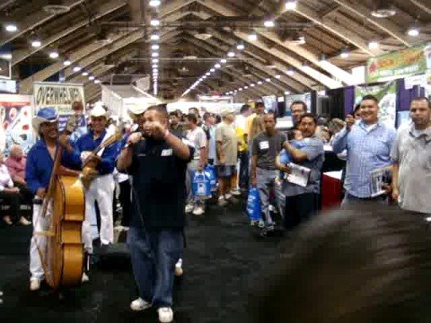 cantado en el truck show latino! Jason