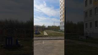 Дом возле леса. Прогулка #прогулка #россия #страна #город #весна #двор