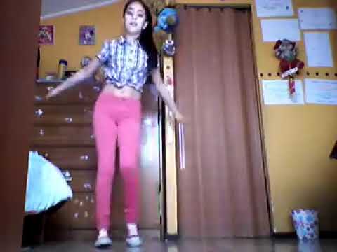 ñiña bailando leggins rosado