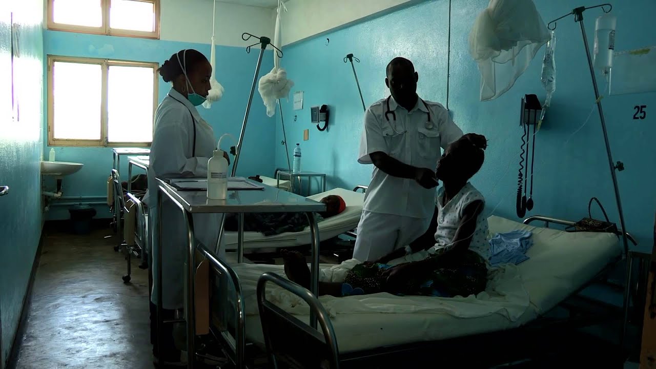 Un medico visita una paziente in un reparto sostenuto da CUAMM