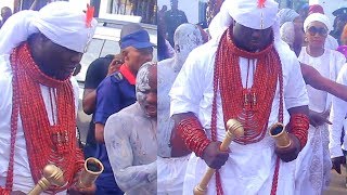 STRANGE BUT TRUE SEE HOW OBA ADEYEYE OGUNWUSI COVERED HIS FACE BEFORE CARRYING AARE CROWN