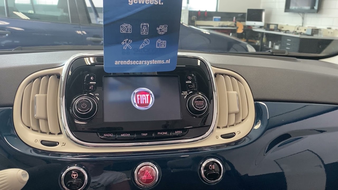 Twee graden criticus ijsje Fiat 500 met achteruitrijcamera beeld op originele Uconnect radio, ook  mogelijk bij Pioneer 2din. - YouTube