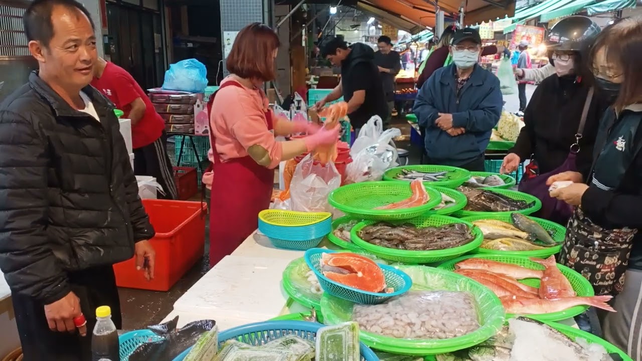 買氣強到擋不住！阿源一降價現場立刻被擠爆！  阿源海鮮拍賣@台中水湳市場