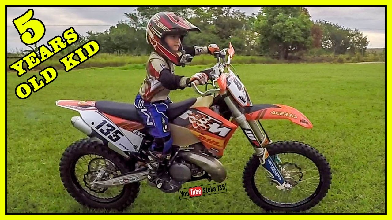 Menino de 5 Anos Andando de Moto Grande KTM 250 Motocross 