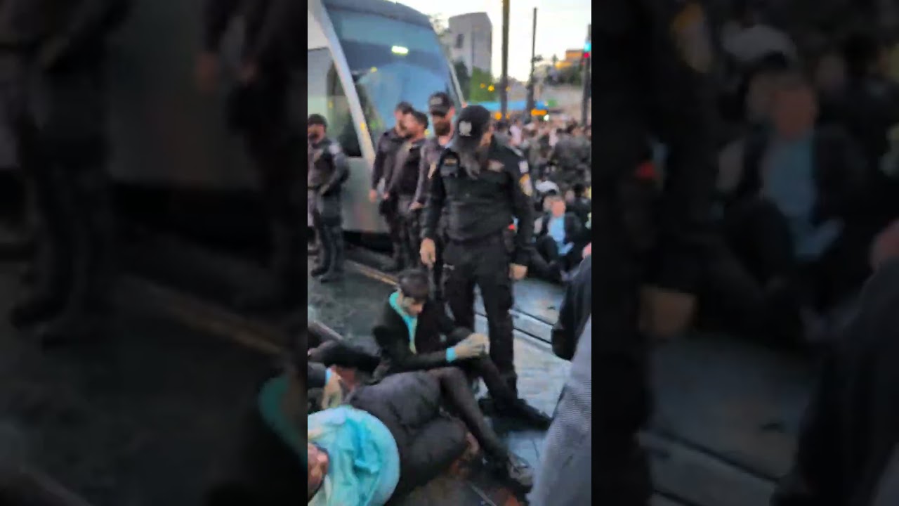 Israeli police Struggle to disperse Haredi demonstrators blocking traffic in Jerusalem