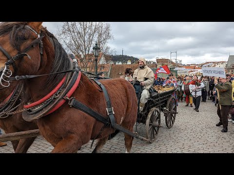 Vajíčkobraní 2023. Středověký průvod s vejci natvrdo přes Karlův most, 02.04.23.