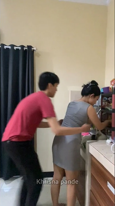 KETIKA PELUK ISTRI DI KASUR, EH ENDINGNYA BEGINI...😂 #lucu #prank #suamiistri #ngakak #viral #kembar