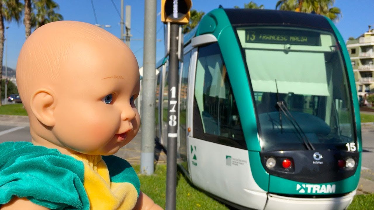 La Bebé Viaja en Tranvía 🚃 Conductora de Tranvía