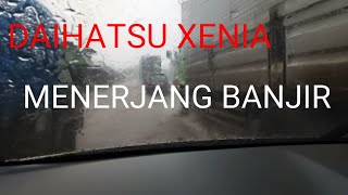 Daihatsu Xenia menerjang banjir