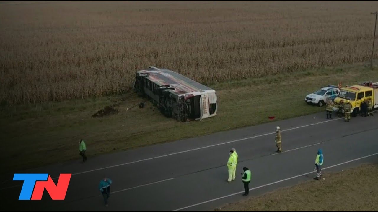 Volcó un micro de pasajeros en la Ruta 2: hay al menos dos muertos y 42 ...