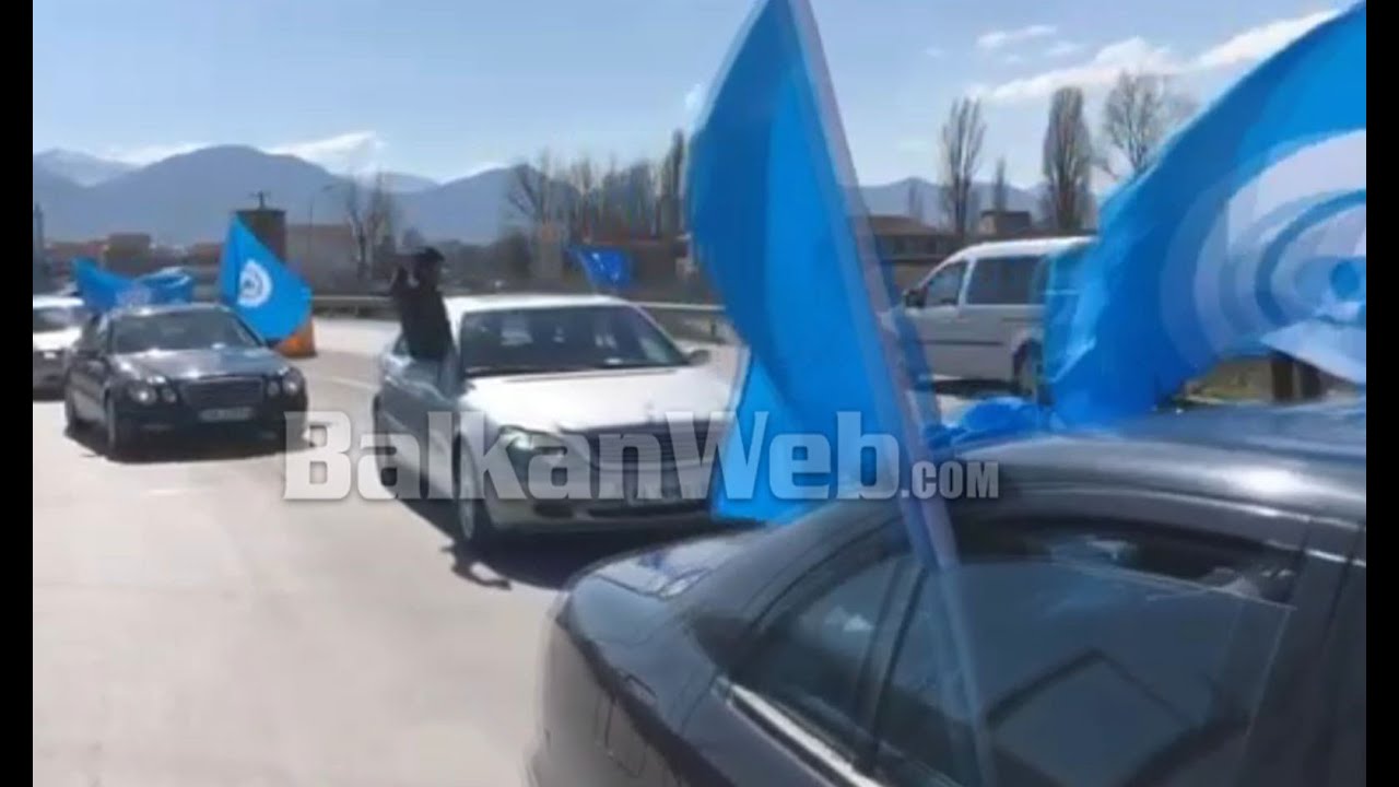 Basha sot në Korçë, mbështetësit mbushin rrugët, makina e flamuj