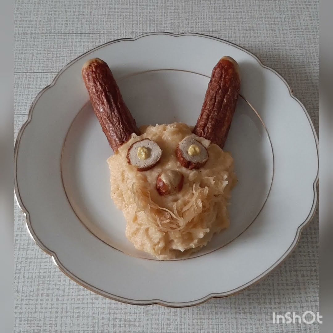 Selbstgemachter Kartoffelbrei mit Sauerkraut &amp; Bratwurst ...