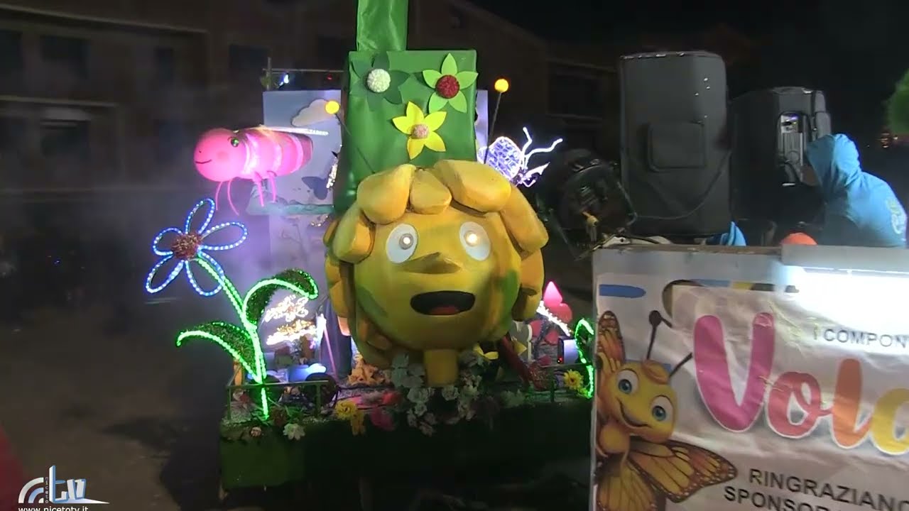 Carnevale Torrese 21/02/23 l'ingresso nella Piazza Unità D'Italia a Torregrotta dei carri allegorici