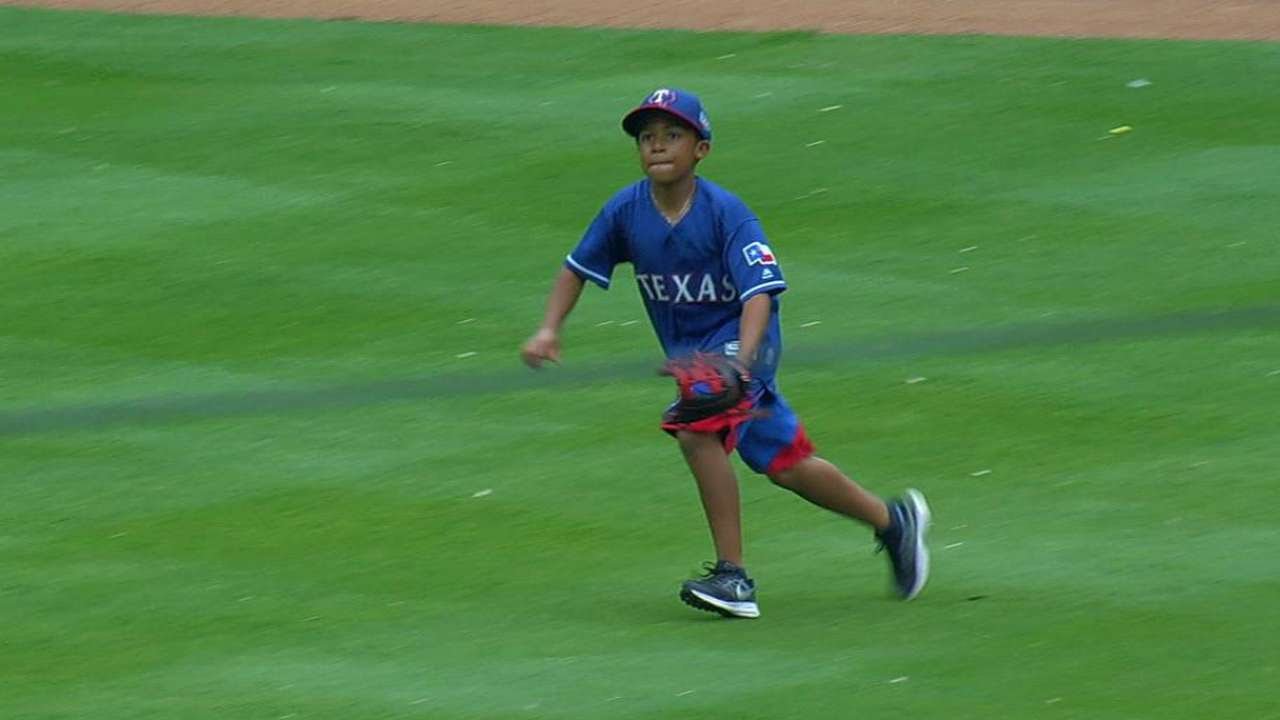 BAL@TEX: Beltre's son practices catching fly balls 
