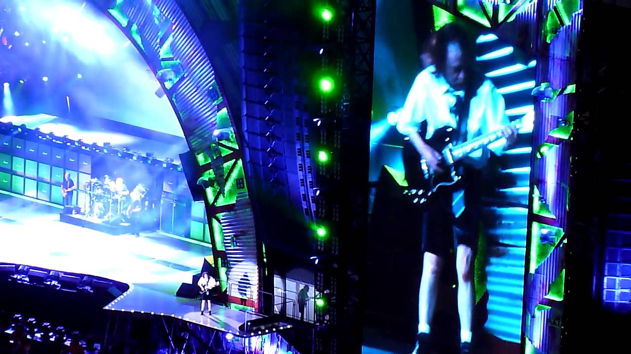 ACDC - Angus Duck Walk - Stade de France 2015 - YouTube