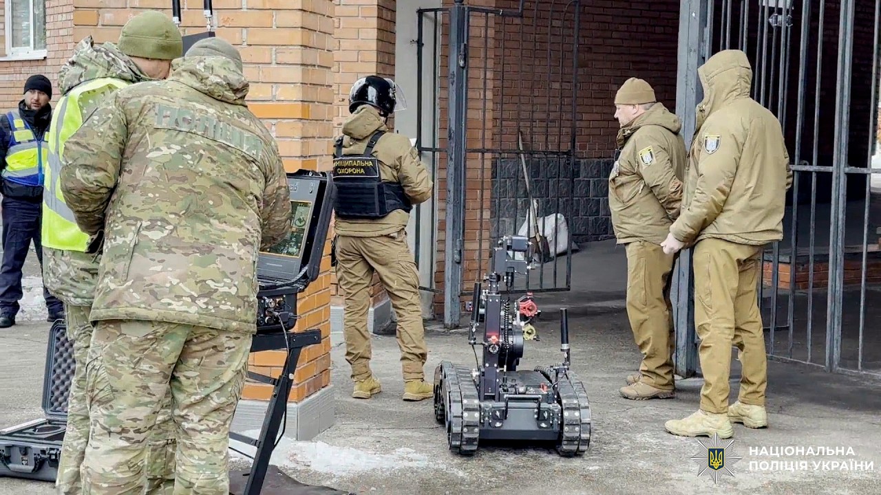 Столичні поліцейські та освітяни відпрацювали алгоритм дій у разі виявлення підозрілого предмета