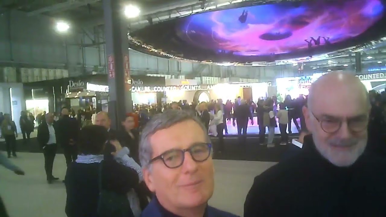 Генеральный директор Essilor Luxottica Франческо Миллери уклоняется от пресс-конференции, пока ко...