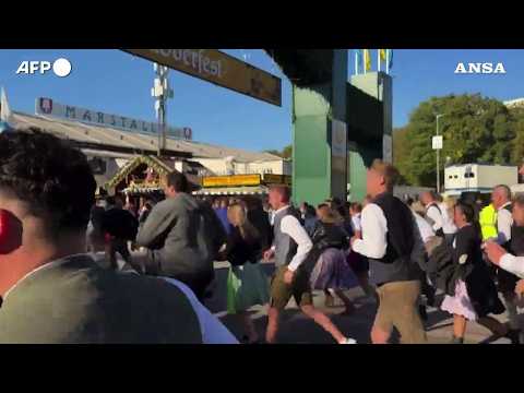 Oktoberfest di Monaco, la grande corsa verso i boccali di birra all'apertura del festival