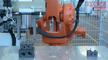 Roboter löst Turm von Hanoi mit Hilfe von Hydraulik