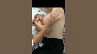 Mẹ cho bé bú dễ thương p2
