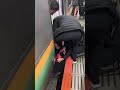 線路に落ちてしまった外国人女性を救出する人達が素晴らしい…👍