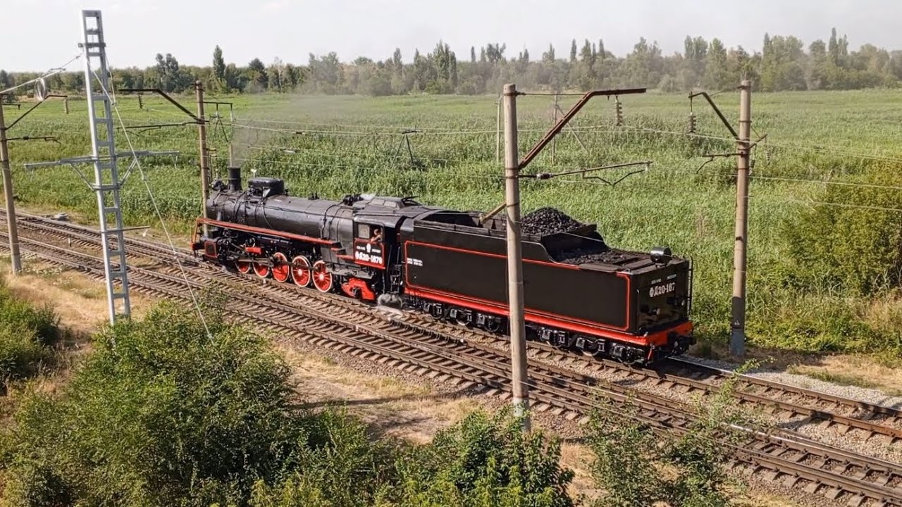 Паровоз ФД20-1679 следует резервом по перегону.