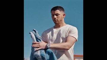 13 h 40 : STATION-SERVICE FOSSIL | By Nick Jonas x Fossil