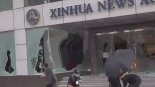 Protesters have vandalized the #hongkong office of xinhua news agency
for first time during months-long anti-government demonstrations,
smashing windows ...