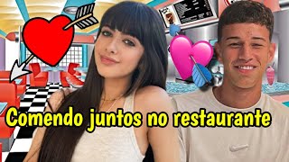 Gi Alparone E O Namorado Comendo Juntinhos No Restaurante