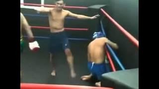 Lutador de Muay thai vs Brigador de rua