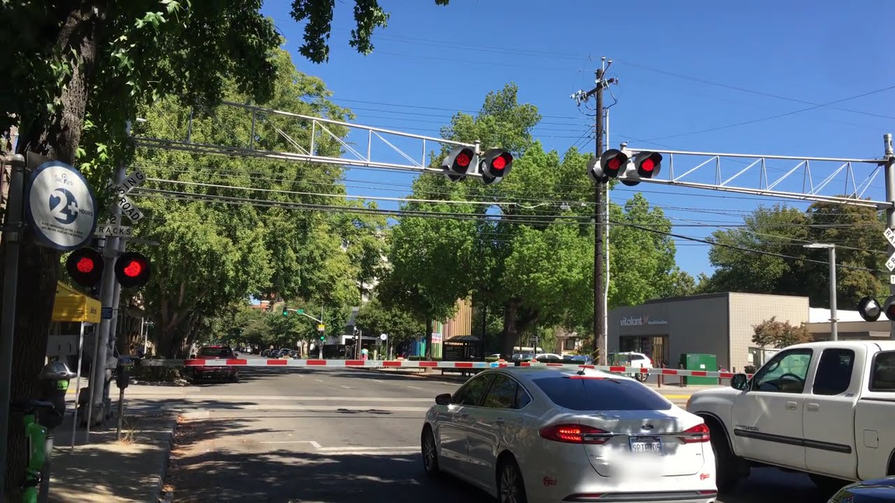 SACRT 416 Gold Line Meets SACRT 101 Blue Line | 16th Street Railroad Crossing Sacramento, CA