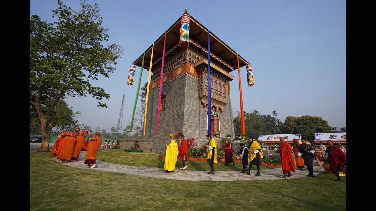 Их Величества присутствуют на освящении чортена Угьен Норлха.