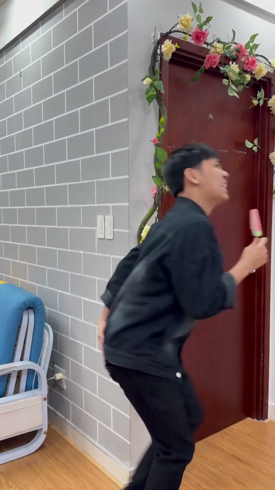 LNF - Đang ăn kem mà mắc xì hơi ? ? Eat icream but have to fart ?  #shorts