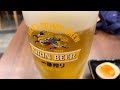 生ビールを美味しそうに飲む