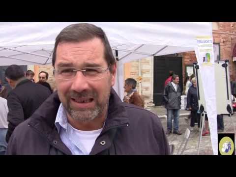 Marco Cingolani protesta contro la differenziata con il microchip. Recanati 12-10-2013