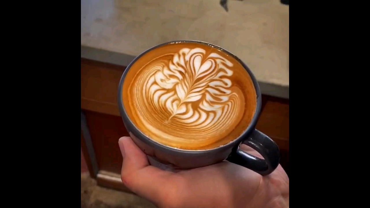 Wing Rosetta Free Pour Latte Art | Coffee Art 🎨 #baristalife #shorts #art  [Barista:- @peterxiao21]