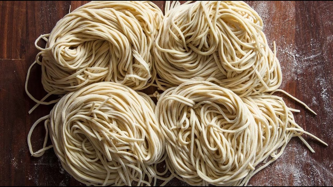 Так делают рисовую лапшу (нудл). Камбоджа видео