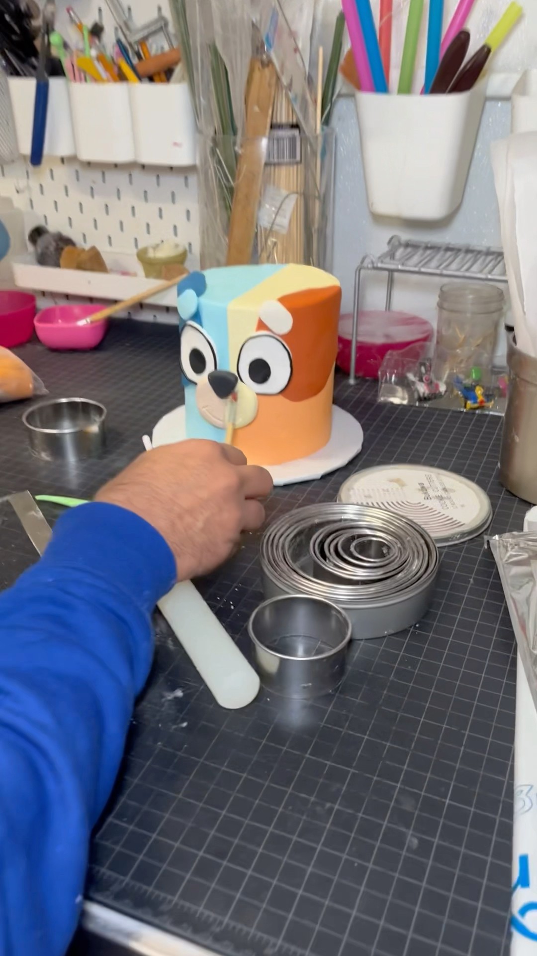 MAKING A SPLIT FACE BLUEY CHARACTERS CAKE #easy #cake #art #artist # diy #learn #bluey #howto