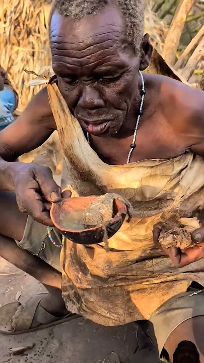 Dekho bhai kia kha rehe hay #africa #villagelife #food #vlog