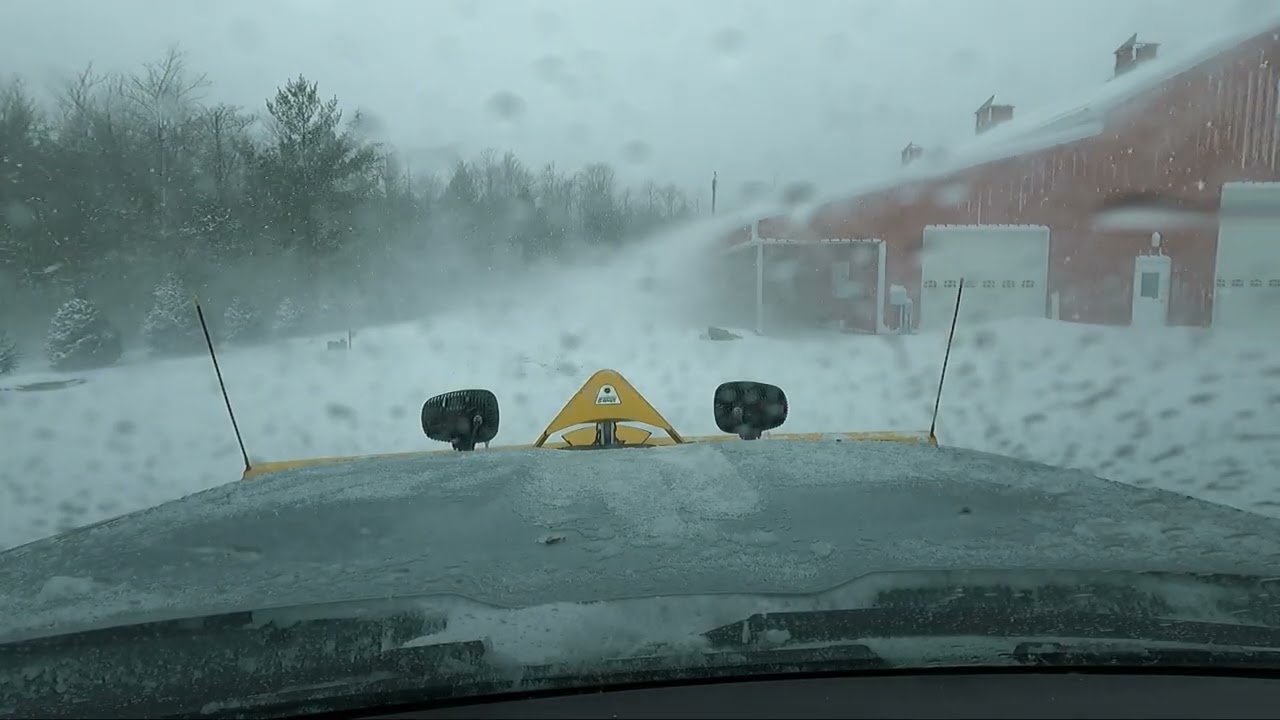 Уборка снега 30 декабря 2025 года, зимний шторм, ветрено и холодно, вид от первого лица, западная...