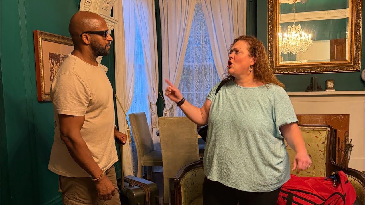 Бетани говорит Ларри, что он должен ее поддержать, когда на нее нападают.