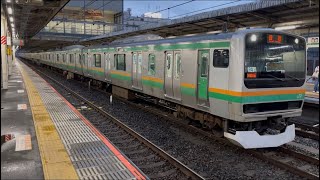E231系近郊タイプK-02編成+編成が回送列車として警笛を鳴らして大宮駅5番線から発車するシーン (回1689E) 2026.8.22.18:15