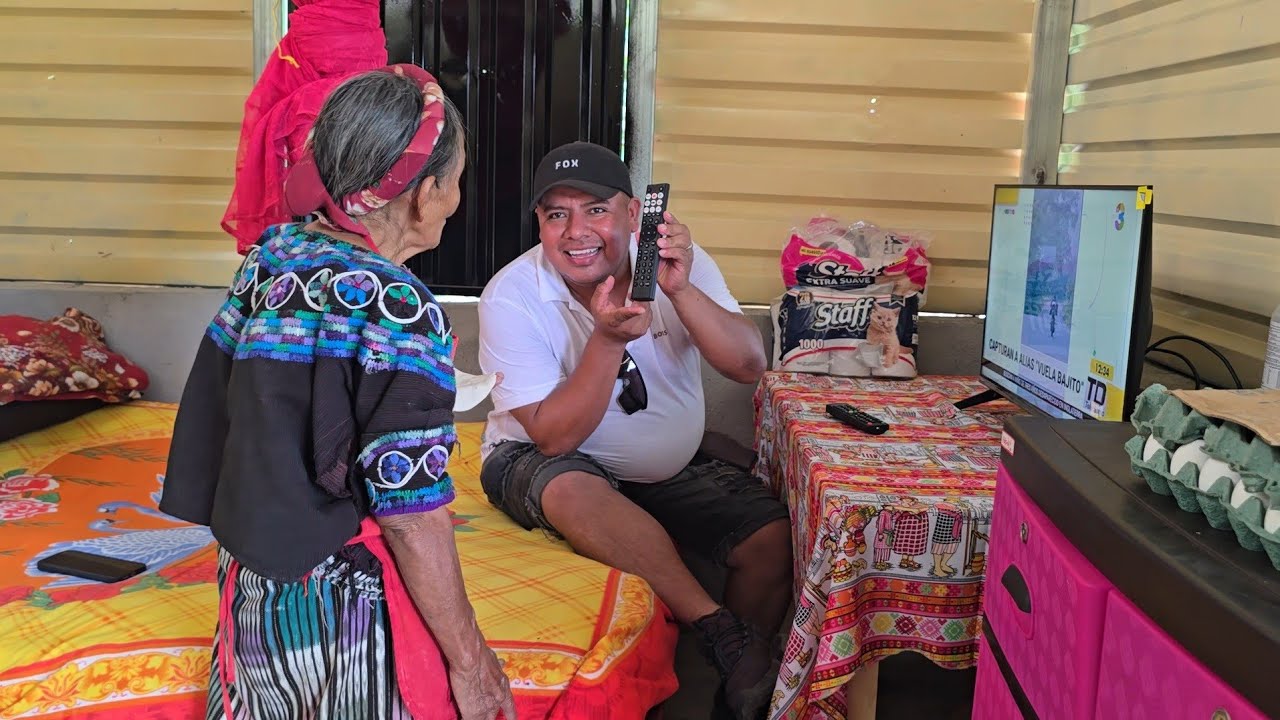 La Abuelita Ya Tiene Cable En Su Casa, Asi Mira La Noticias 😍