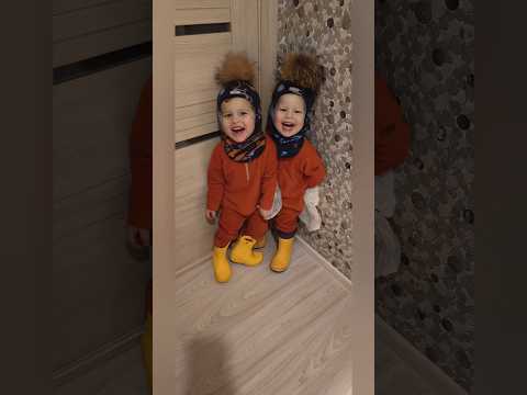 время ложиться спать, а наши двойняшки на улицу собрались 😁(2.6) #двойняшки#дети#2.6 #беспорядок