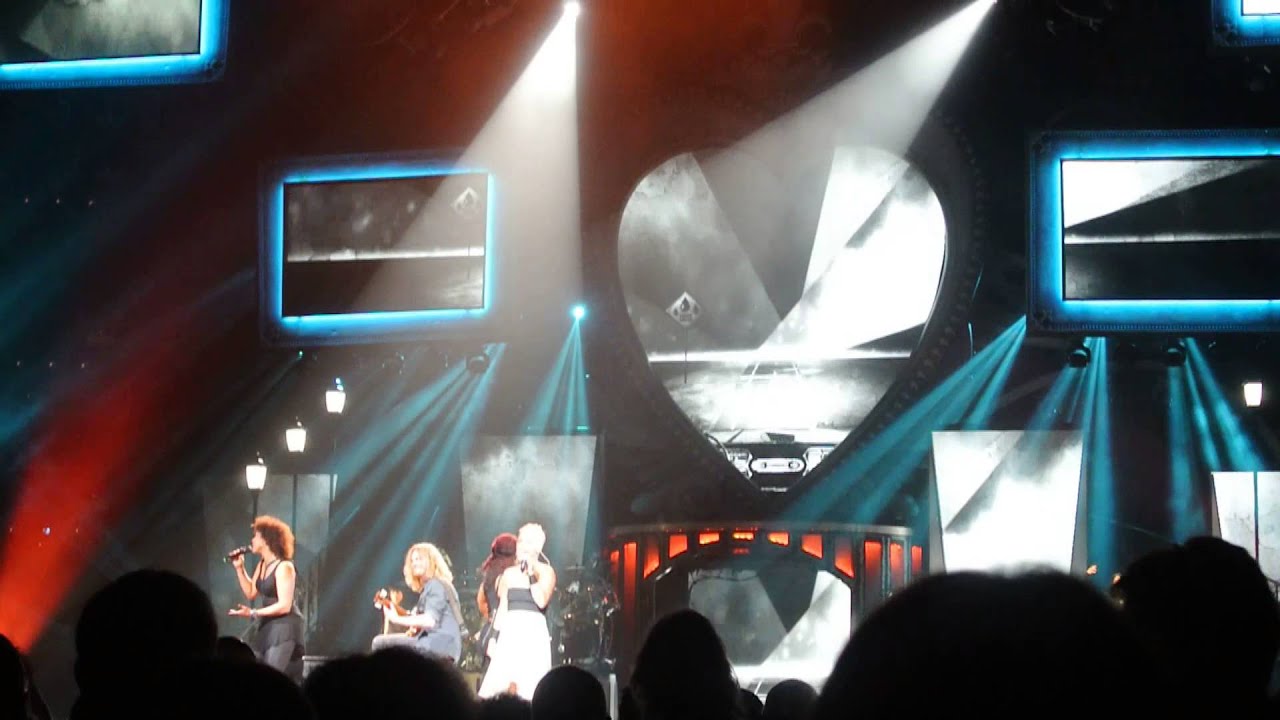 12-6-2013 - Pinks sings 
