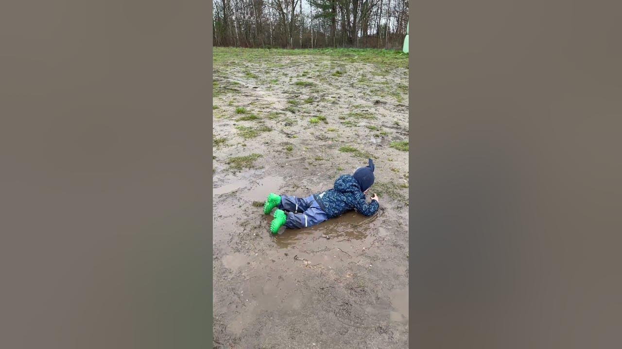 Child falls in mud / Kind fällt in den Matsch YouTube