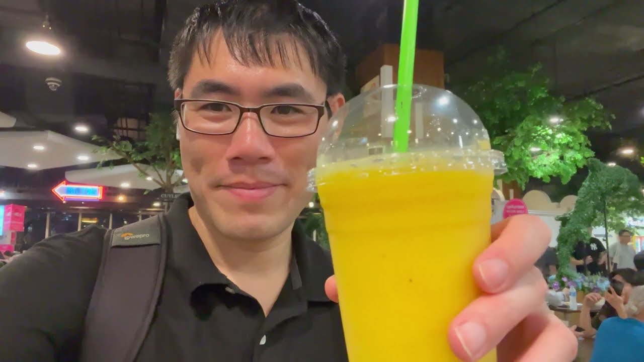 New Yorker Drinks Delicious Mango Banana Smoothie in Bangkok | Terminal 21 Food Court