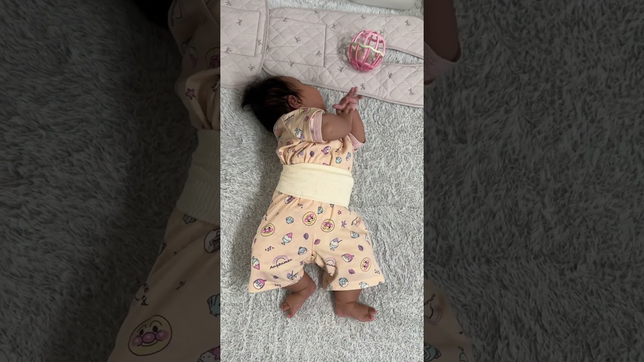【赤ちゃん】寝返りの練習始まりました👶 まりちゃんいずちゃんチャンネル #shorts #赤ちゃん
