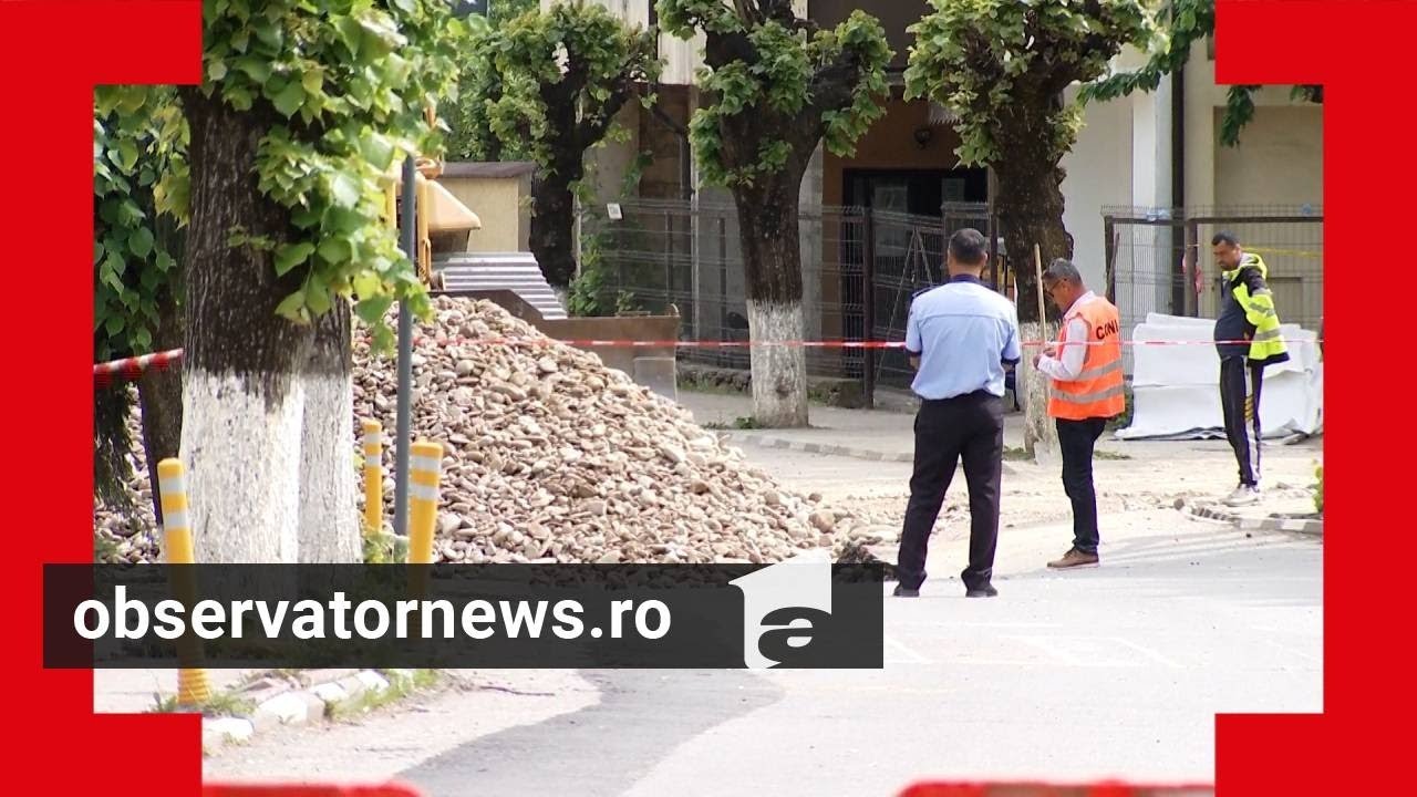 Craterul din Slănic are 18 metri şi oraşul pare să se surpe bucată cu bucată. Ce fac muncitorii